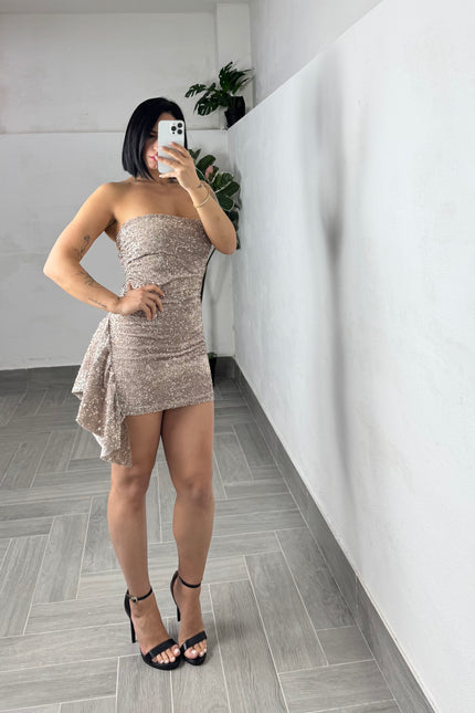 Dress in paillettes con rouches gold