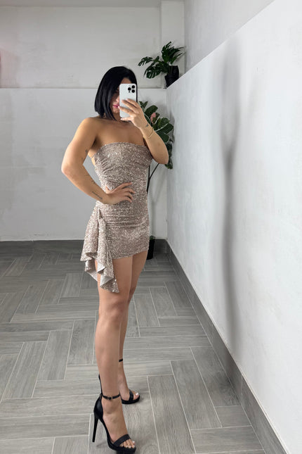 Dress in paillettes con rouches gold